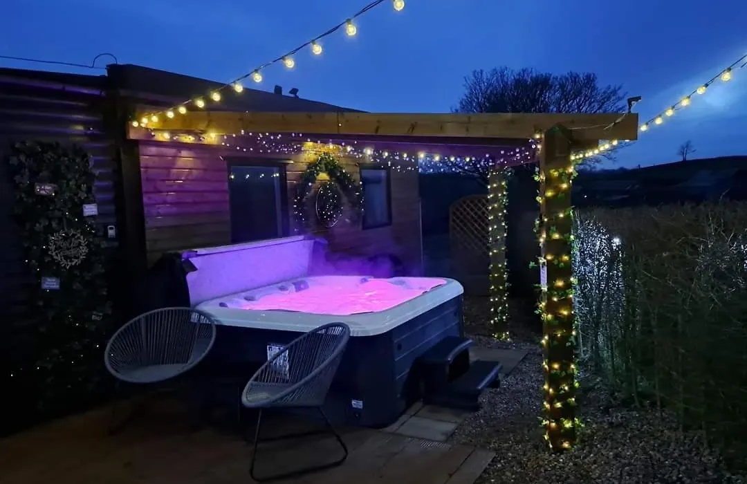 Colestone Cabins Rural Retreat - The Stag Platinum Cabin-1